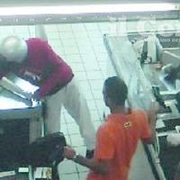 Uno dei rapinatori in azione ripreso dalle videocamere del supermercato