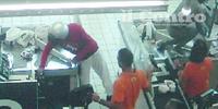 Uno dei rapinatori in azione ripreso dalle videocamere del supermercato