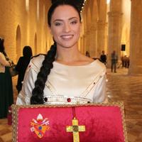 Elisa Ceci mostra il gioiello che viene donato al porporato incaricato di aprire la Porta santa di Collemaggio (Raniero Pizzi)