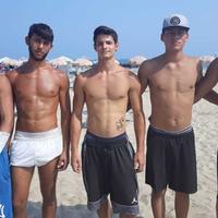I cinque ragazzi impegnati nella smobilitazione della spiaggia