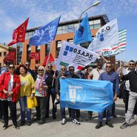 Una recente protesta degli agenti di custodia davanti al carcere di San Donato, a Pescara