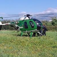 L'elicottero dei carabinieri forestali durante i controlli nel Fucino