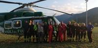 L'elicottero dei vigili del fuoco e gli uomini del soccorso a Valle Castellana