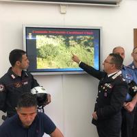 Il maggiore dei carabinieri D'Alesio indica sulla mappa la zona coltivata a cannabis