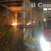 L'incendio nella notte a San Salvo (foto Gianfranco Daccò)