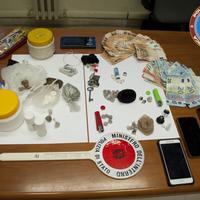 La droga e il materiale sequestrato dalla squadra mobile di Teramo
