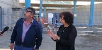 Alessio Feniello con la moglie, che indossa delle manette per protesta, davanti al Tribunale di Pescara (foto Giampiero Lattanzio)