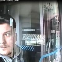 Il rapinatore ripreso dalle telecamere della banca (foto carabinieri)
