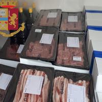 La carne sequestrata dalla polizia stradale di Avezzano