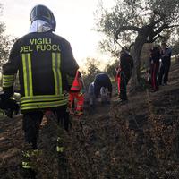 Vigili del fuoco e carabinieri a Colle Vecchio di Pianella per l'81enne morto dopo un malore mentre appiccava il fuoco alle sterpaglie