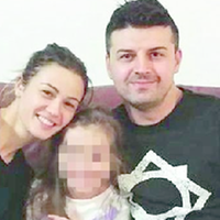 Mihaela Roua, la mamma 32enne uccisa a coltellate, con il marito,Cristian Daravoinea, di 36, fermato per l'omicidio, e la figlioletta di 6 anni