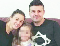 Mihaela Roua, la mamma 32enne uccisa a coltellate, con il marito,Cristian Daravoinea, di 36, fermato per l'omicidio, e la figlioletta di 6 anni