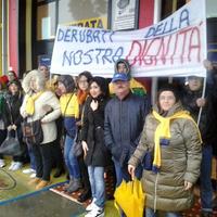 Una protesta dei lavoratori del Mercatone Uno di Scerne di Pineto