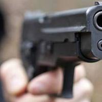 Punta una pistola contro i carabinieri e usa il figlio per evitare di andare in carcere, arrestato