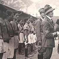 Gabriele D'Annunzio a Cantrida di Fiume con una squadra di calcio