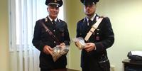 I carabinieri con le buste di eroina ritrovate nel parco giochi di Francavilla