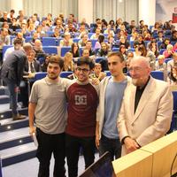 Il professor Kip Thorne posa con gli studenti al Gran Sasso Science Institute (foto Raniero Pizzi)