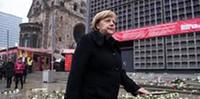 La cancelleria tedesca Angela Merkel sul luogo della strage al mercatino di Natale del 2016, a Berlino