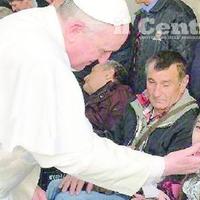 La ragazza con Papa Francesco nella foto pubblicata sul suo profilo Facebook