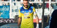Il portiere Vincenzo Fiorillo, 29 anni, con la mano sinistra fasciata, lascia il campo nella partita col Benevento