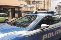 La volante della polizia intervenuta alla Ubi di viale Benedetto Croce, a Chieti Scalo