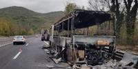 La carcassa dell'autobus divorata dalle fiamme sull'A24 (da Sdp)