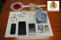 La droga e altro materiale sequestrato dalla squadra mobile di Teramo nell'abitazione di Torricella Sicura