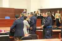 Gli imputati in corte d'Assise con le guardie carcerarie (foto Pizzi)