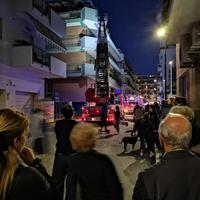 Inquilini della palazzina in strada per l'incendio in via Fonzi (fotoservizio di Giampiero Lattanzio)