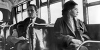 Rosa Parks, la sarta di colore che negli anni 50 si rifiutò di alzarsi dal posto riservato ai bianchi (da Encyclopedia Britannica)