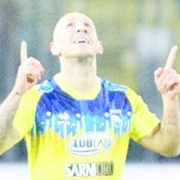 L’esultanza dell’attaccante Cristian Galano, 28 anni, dopo il gol del 2-0 realizzato al Castellani di Empoli