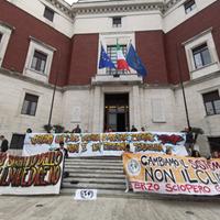 La protesta davanti al municipio a difesa dello sPaz (fotoservizio di Giampiero Lattanzio)