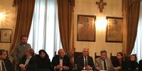 Il sindaco Carlo Masci e la giunta comunale nella conferenza sul caso Segre