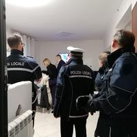 I vigili urbani nella casa di via Rimini dell'Ater per l'operazione di sfratto