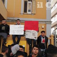 Gli studenti in sciopero chiedono sicurezza nella scuola