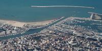Veduta aerea della foce del fiume Pescara e dell'area portuale nel centro della città
