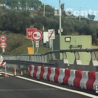 Le barriere sequestrate su uno dei viadotti dell'A14 in Abruzzo
