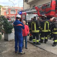 L'intervento dei vigili del fuoco al quartiere Cona di Teramo (fotoservizio di Luciano Adriani)