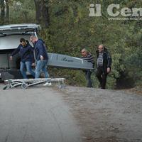 Il corpo della donna viene portato via dal luogo del delitto (foto Gianfranco Daccò)