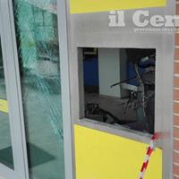 Il bancomat danneggiato dall'esplosione dopo il tentato furto (foto Raniero Pizzi)