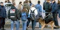 Carabinieri con cane antidroga davanti a una scuola