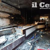 I danni all'interno del bar (foto di Giampiero Lattanzio)