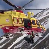Operazione di soccorso con eliambulanza in montagna