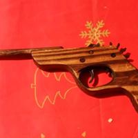 La pistola di legno trovata a un commerciante 64enne denunciato per minaccia aggravata