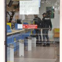 Agenti della polizia nell'ufficio postale di via di Sotto (foto di Giampiero Lattanzio)