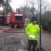 Tecnici Arta e vigili del fuoco operativi in via Pignatelli per il rogo alla Isolbit