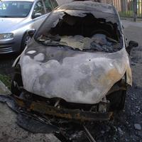Vasto, l'auto distrutta dal fuoco in via delle Gardenie (foto Gianfranco Daccò)