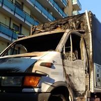 Il furgone-paninoteca bruciato nella notte in via Aldo Moro, a Pescara (foto Giampiero Lattanzio)