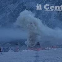 Lo chalet in fiamme a Campo Felice