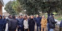 I residenti di Silvi radunati davanti alla stazione Fs in segno di protesta contro i Tir (foto di Domenico Forcella)